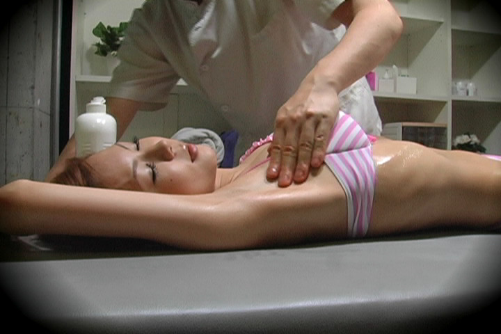 【流出映像】グラビアアイドルの極秘浣腸エステ美容